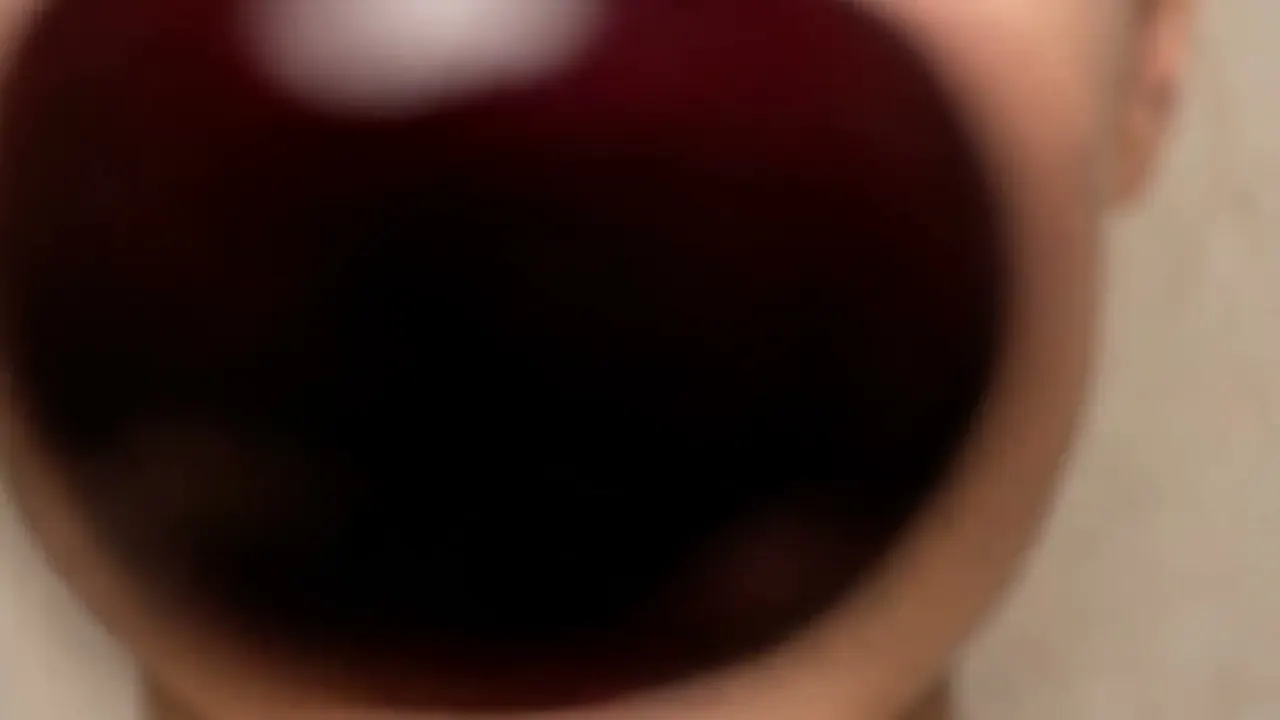 Eating Zoom: A fast push closes on food at the mouth.