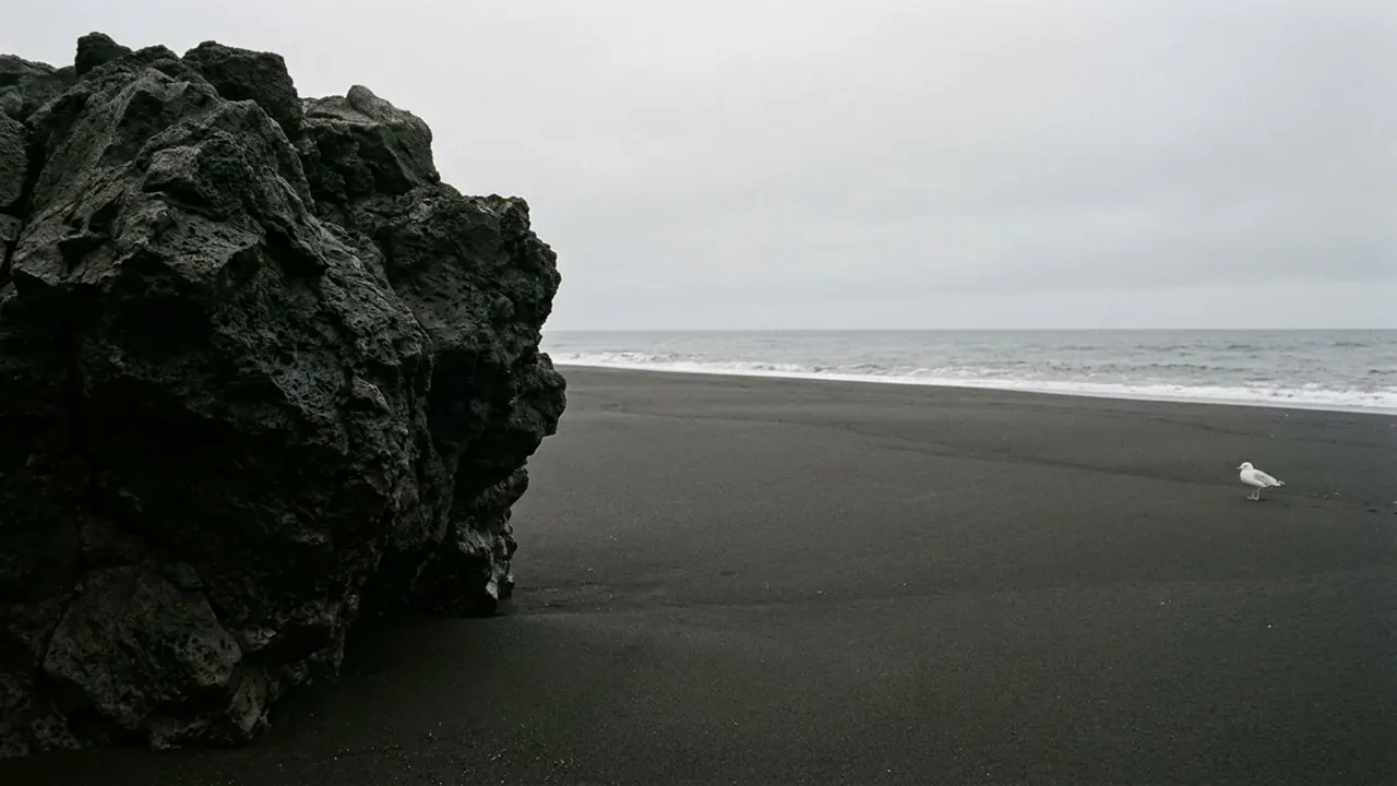 Asymmetry: The weight sits off to one side and the frame stays unbalanced on purpose.