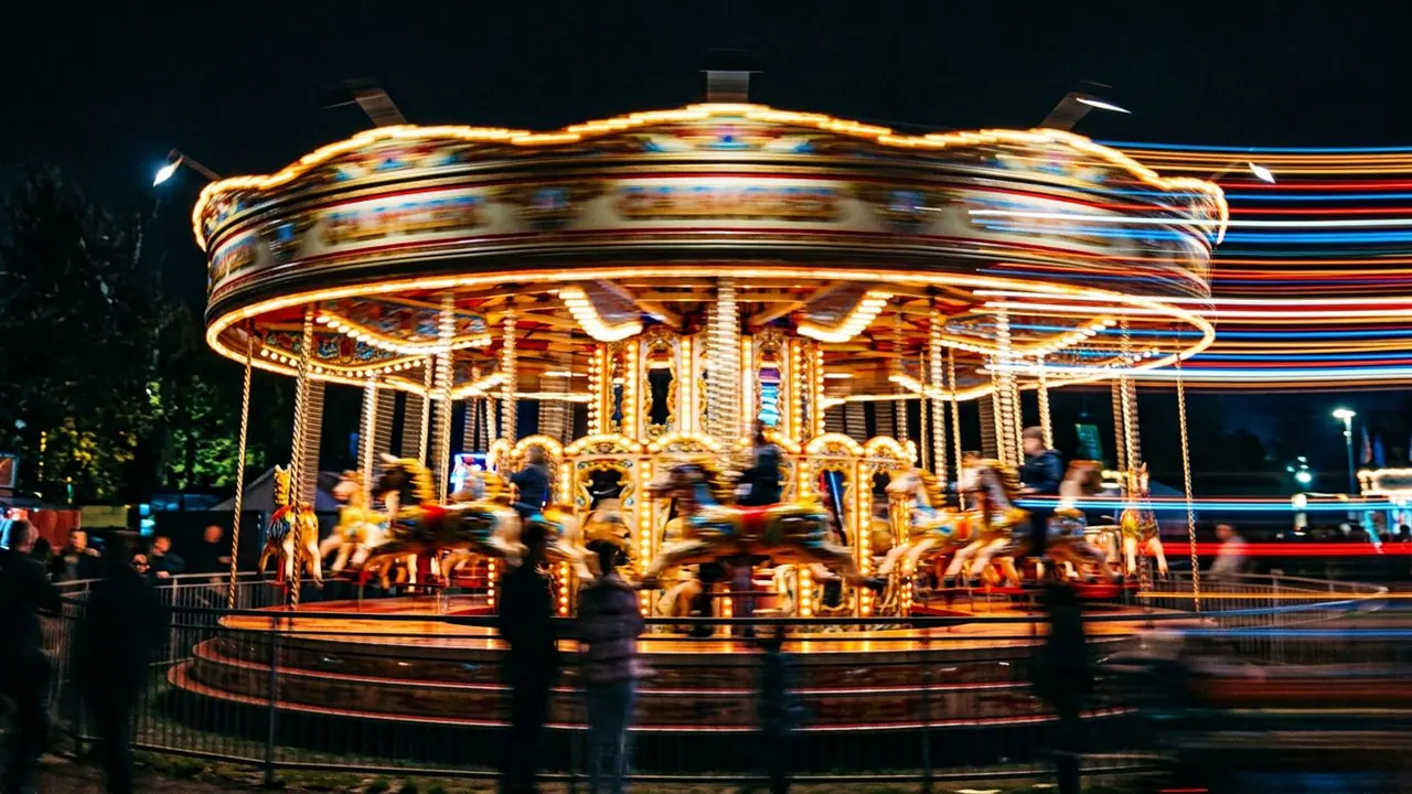 Slit-Scan: Time is smeared into space, so movement becomes streaks of light.